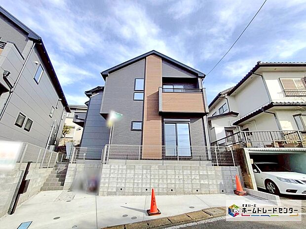 【【カースペース2台】】車種によりますが、カースペースが2台分ございますので、家族分の自転車を駐輪したり、急な来客用の駐車スペースとしてもお使いいただけます。