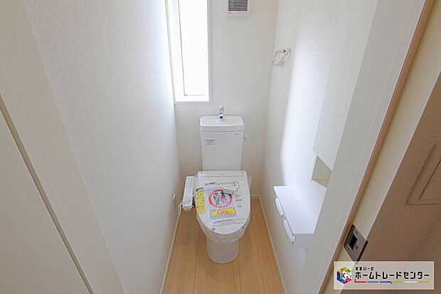 【トイレスペース】1、2階共に窓付きのトイレスペース。採光もあり明るく、快適空間となっております。毎日使う場所だからこその配慮です。