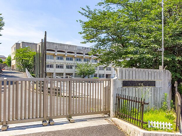 川崎市立平中学校(約885m)