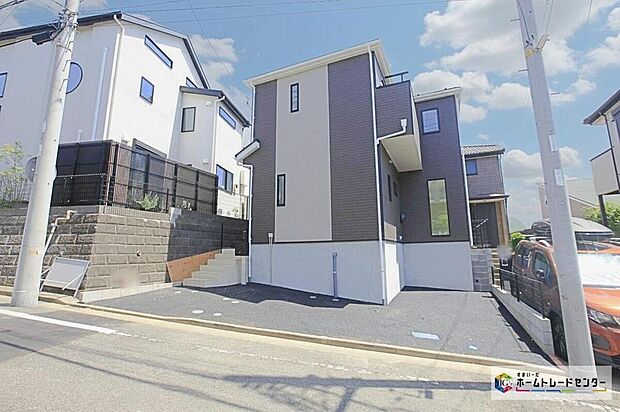 【現地外観写真】立体的なコントラストをもたせた外観が魅力的。ゆとりの広さを備えておりますので、心地良く寛げる安らぎのお住まいとなっております。