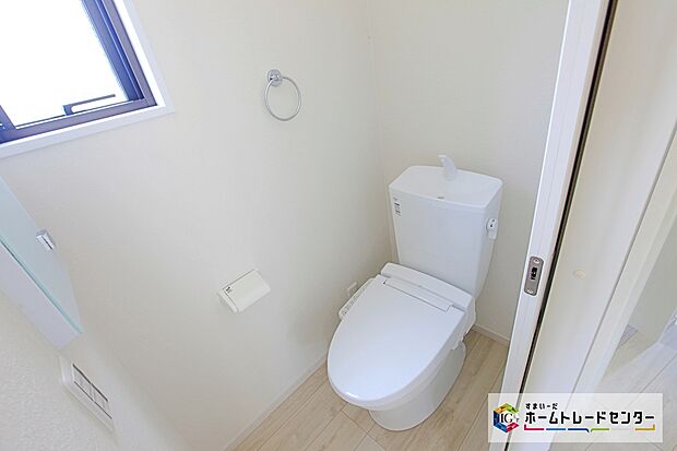 【トイレスペース】トイレスペースが1・2階にございますので、朝の混雑時に家族が分散して使用できます。またゲスト用・家族用と分けることも出来ますよ。