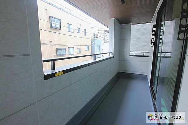 【バルコニー】バルコニーを２か所に設置いたしました♪心地よい陽射しや暖かな風を楽しむことが出来ます♪晴れた日にはたっぷりの洗濯物や布団を干せます！