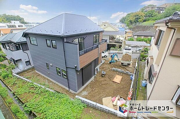 【現地外観写真】落ち着いた雰囲気のグレーを基調とした外観は、スタイリッシュでお洒落。採光良好且つ、風通しも良く、快適に暮らせるお住まいです。