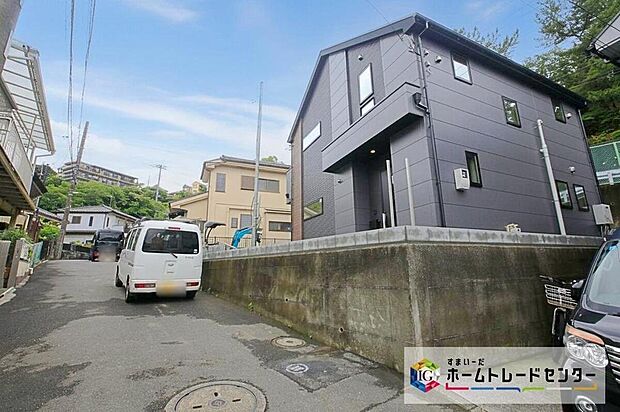 【前面道路含む現地写真】敷地面積５５坪！カースペース並列２台分ございます♪
リビング２０帖＆主寝室８帖、ゆったり過ごせる４LDKプランです！