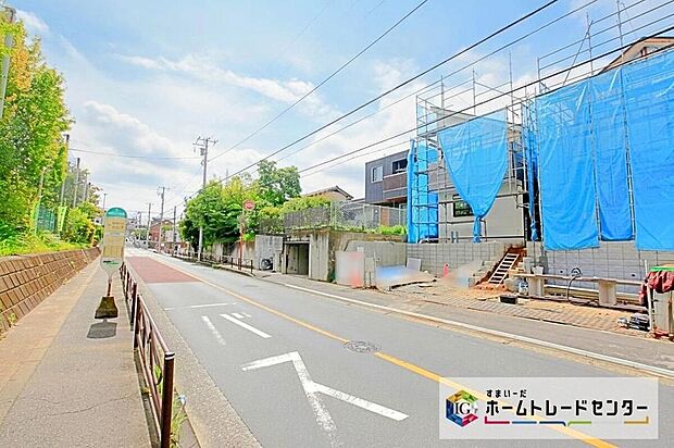 【前面道路含む現地写真】閑静な住宅街に立地します♪前面道路は開放感溢れる９．５８ｍ幅、南道路に面しますので陽当り・通風良好です☆