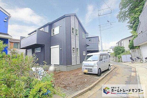 【前面道路含む現地写真】敷地４０坪！カースペース２台分ございます！リビングゆとりの１７．５帖！全居室に収納完備、４LDKプランです☆