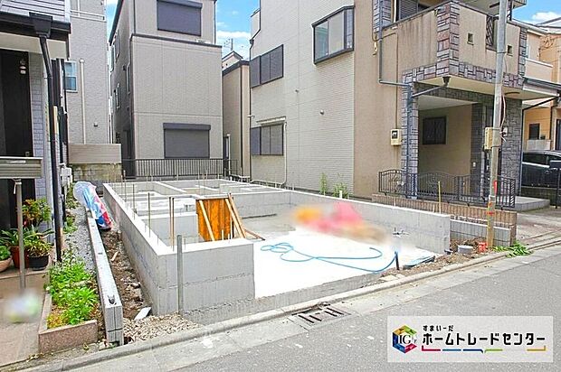 【現地外観写真】２３．５帖、広々とした開放感あふれるリビングです。ゆったり寛げる充分な広さがございますので、ご家族でインテリアのレイアウトを考えるのも楽しみになりそうです。
