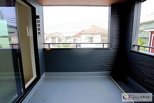 【バルコニー】屋根がかかっているため、急な雨も大丈夫☆夏はバルコニーでプールや水遊びもできそうです♪
