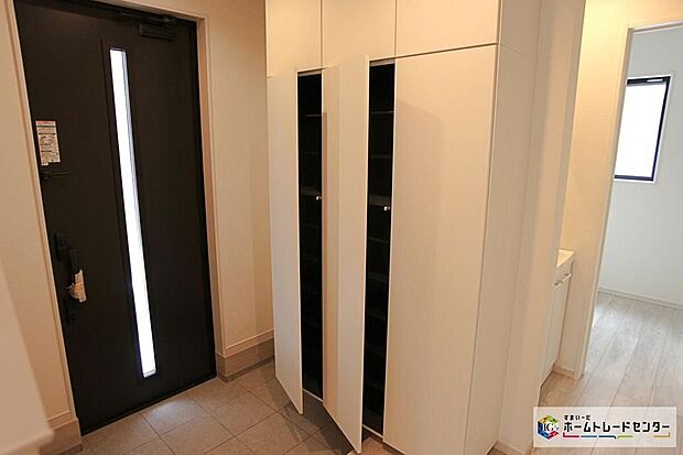 【☆ 玄関 ☆】開放感のある玄関ホール。温もり感じるフローリング仕様ですので、ご家族やお客様を温かく迎えてくれます。