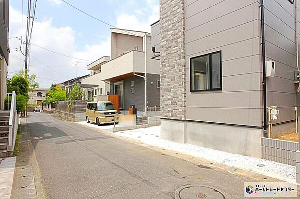 【前面道路含む現地写真】前面道路の幅員も充分にございますので、プライベートにも配慮されたお住まいとなっております。ゆとりの広さは魅力的です。