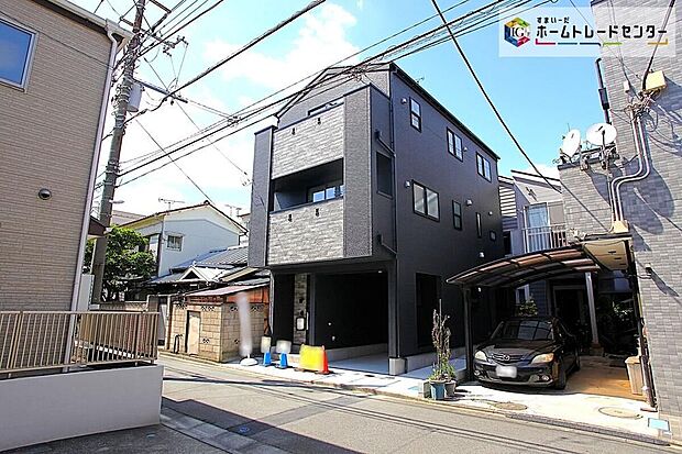 【前面道路含む現地写真】閑静な住宅街に立地します♪コンビニ、業務スーパー、郵便局が徒歩６分圏内に揃い、暮らしやすい住環境が魅力です！