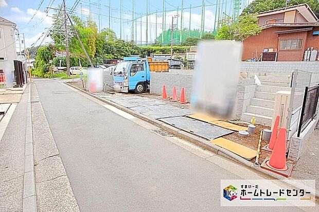 【前面道路含む現地写真】閑静な住宅街に立地します☆敷地面積４４坪、カースペース２台分ございます！