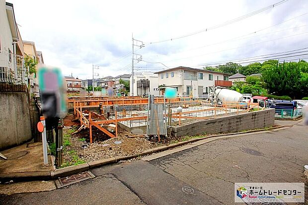 【現地外観写真】全棟 敷地30坪超!カースペース1台分ございます!リビングゆとりの16帖超!全居室に収納完備、3LDKプランです☆