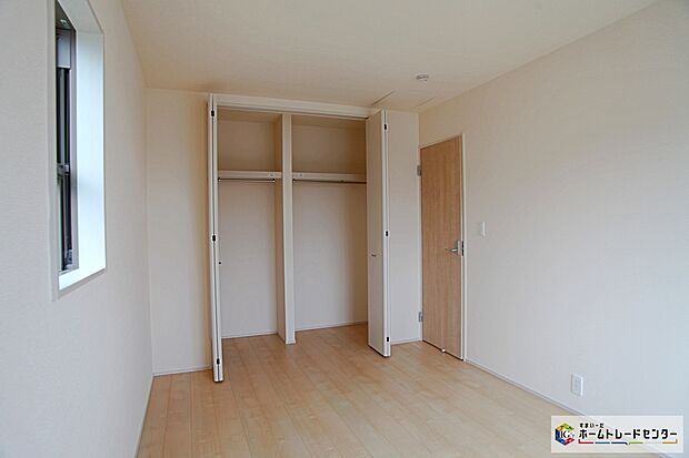 【洋室】収納を随所に設置しておりますので、住空間を有効活用出来ます。自分好みのお部屋で、ゆったりお寛ぎ頂けます。