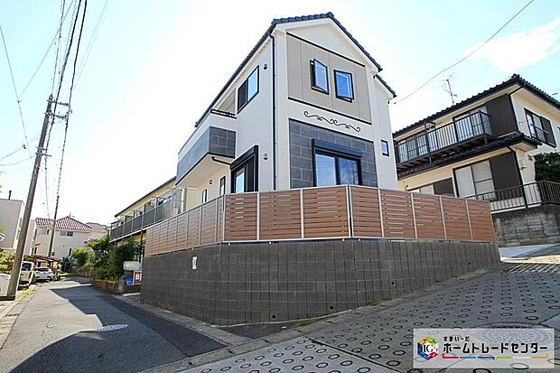 【前面道路含む現地写真】閑静な住宅街に立地します♪スーパー「相鉄ローゼン」まで徒歩６分、毎日のお買い物も便利です♪リネン庫、パントリー、小屋裏収納、随所に収納がございますので収納に困ることがありません☆