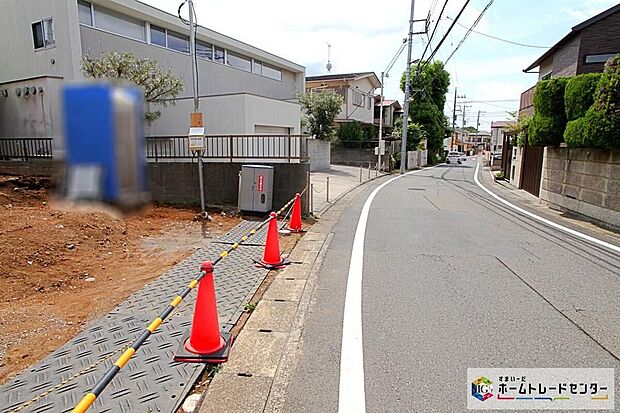 【前面道路含む現地写真】閑静な住宅街に立地します☆前面道路は開放感溢れる6m幅、駐車もラクラクです!