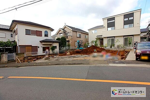 【前面道路含む現地写真】☆ カースペース2台分 ☆カースペース2台分ございます!家族分の自転車の駐輪スペースとしても勿論、来客用の駐車スペースとしてもお使いいただけます。