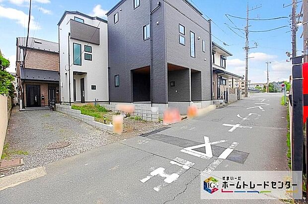 【前面道路含む現地写真】カースペース１台分ございます！３階建て住宅です♪リビング１７帖超、収納豊富な３LDK＋Sプランです☆
