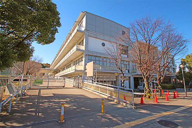 美濃山小学校(約880m)