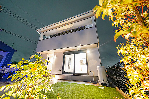 【当社施工例:外観】照明や植栽などで鮮やかにいろどりました。
照明などは実際に夜にお施主様と確認をして決めました。