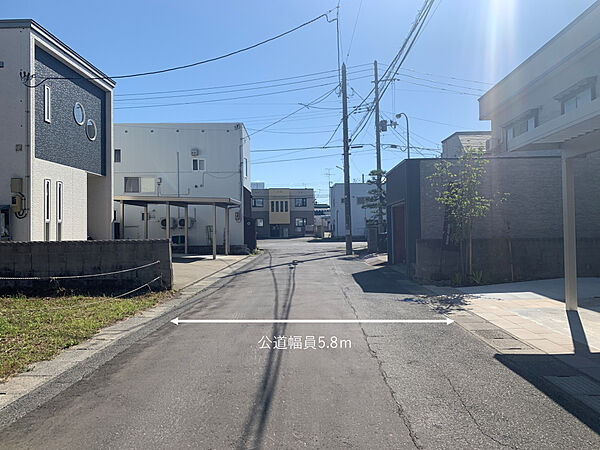 令和7年9月12日　東側前面道路を北側から撮影