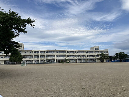 盛岡市立見前小学校 現地から540m。(徒歩7分。)