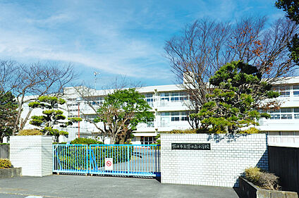 磐田南小学校 現地から600m～740m。(徒歩8分～10分。)