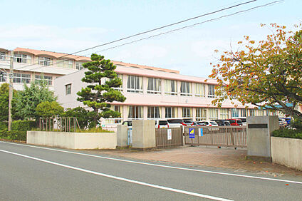 浜松市立入野小学校 現地から1600m～1610m。(徒歩20分～21分。)