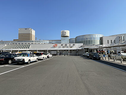 JR東海道新幹線　新富士駅 現地から3350m～3400m。(車で9分～12分。)