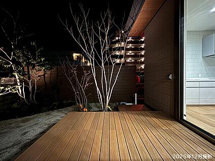 夜のガーデン・ウッドデッキ