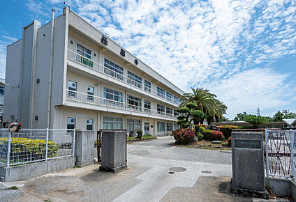 西部中学校 現地から725m～740m。(徒歩10分。)