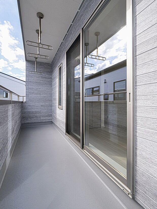 バルコニー(11号棟)日当たり良好のバルコニーはインナー部分もあり急な雨でも安心♪