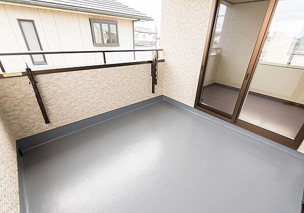 バルコニー(当社施工例)主寝室から出入りができる広々としたバルコニーはインナー部分もあり急な雨も安心♪※イメージの為実際と異なる場合があります。