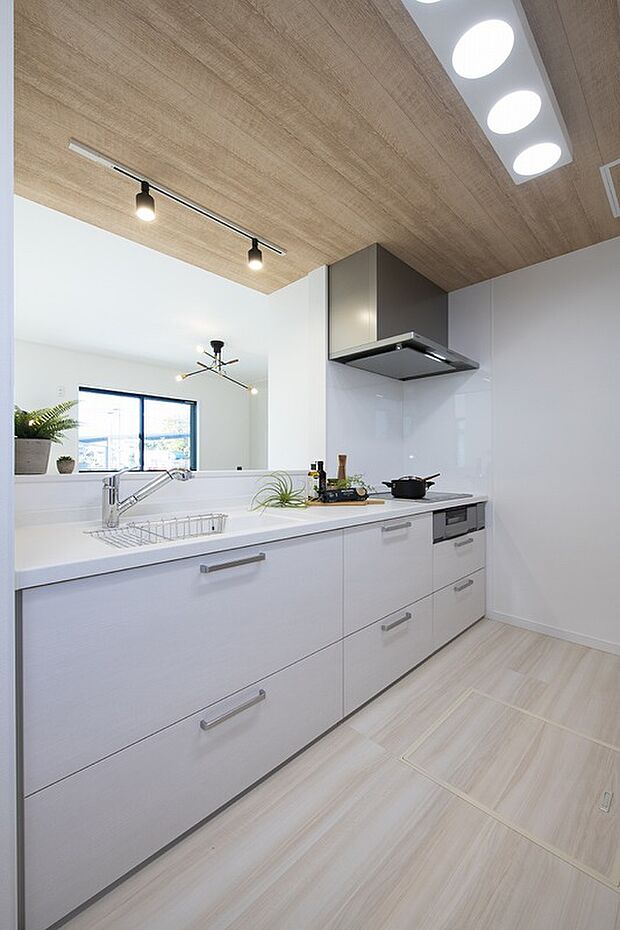 キッチン（当社施工例）使いやすさを重視したキッチン。浄水器一体型の水栓やお手入れ楽々な人工大理石のシンクなど充実した機能が満載。※イメージのため実際と異なる場合があります。