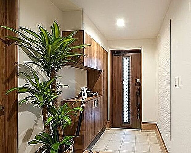 玄関収納（当社施工例）煩雑になりがちな玄関周りもコの字型収納でたっぷり収納できます。家族の写真などを飾って早く帰りたくなるおうちに♪※イメージのため実際と異なる場合があります。