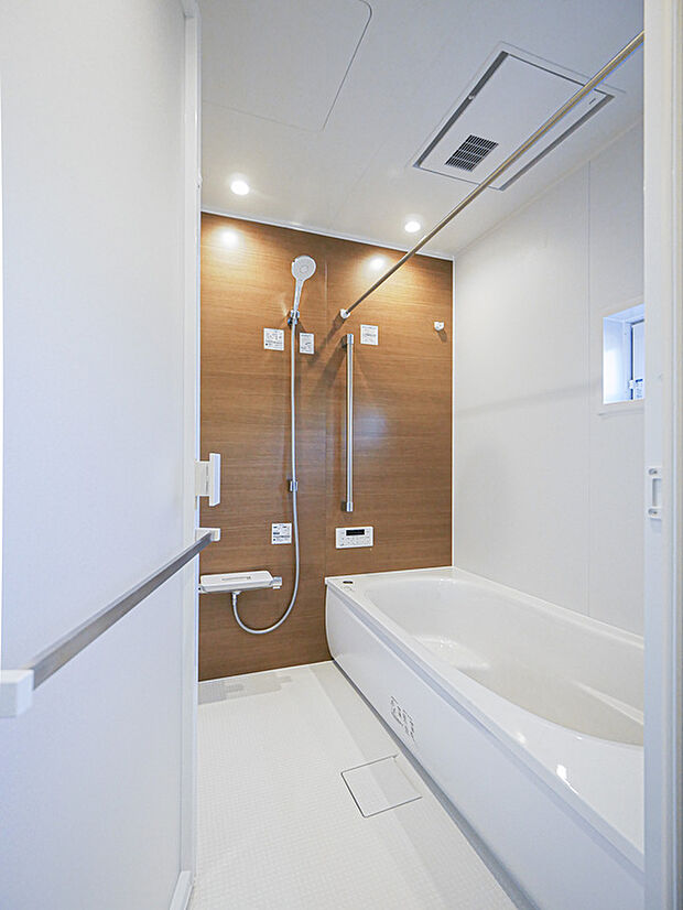 【浴室(当社施工例)】浴室暖房換気乾燥機つきでいつまでも清潔に快適な入浴が出来ます。※イメージの為実際と異なる場合があります。