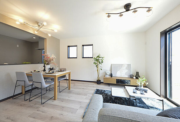 【ダイニングキッチン(当社施工例)】キッチンを折り下げ天井にして、クロスを変えることで空間にアクセントをとりいれました。※イメージの為実際と異なる場合があります。号棟により異なります。