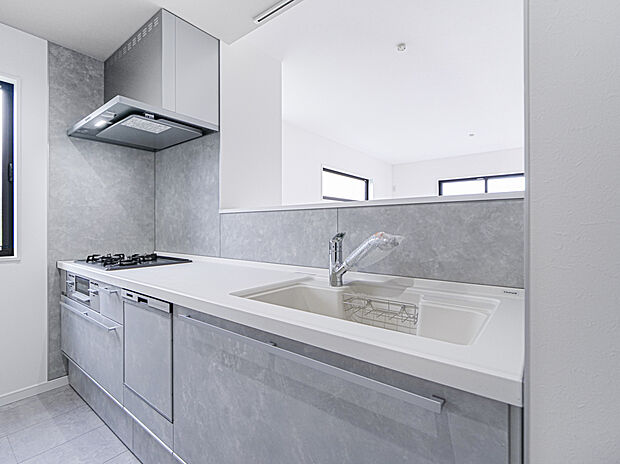 【キッチン(8号棟)】オールスライド式の収納スペースで調理器具等もすっきり。