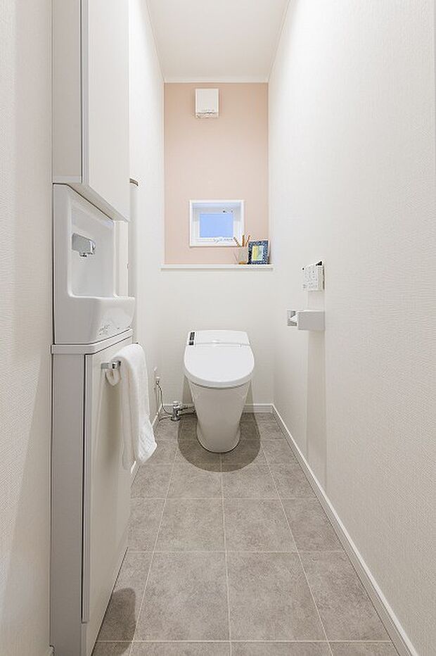 【1階トイレ　（当社施工例）】トイレに近づくと自動でふたが開き、離れると閉まるオート開閉。使用後は自動で便器洗浄。毎日使うトイレだから想像以上に快適です。※イメージのため実際と異なる場合があります。