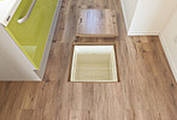 【キッチン床下収納（当社施工例）】季節ものや、普段使わないものなどの収納に便利です。※イメージのため実際と異なる場合があります。