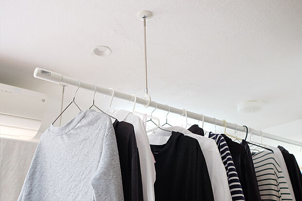 【ホスクリーン（イメージ画像）】2階ホールにホスクリーンを設け、スペースの有効利用。天候を気にせずに洗濯物が干せるので便利です。※イメージの為実際と異なる場合があります。