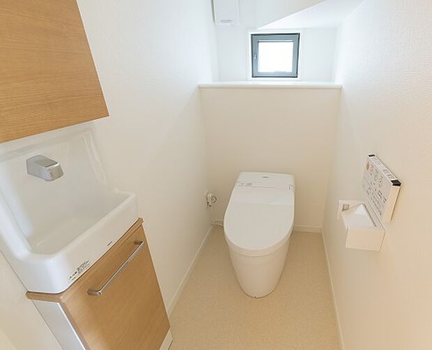 【1階トイレ(当社施工例)】埋め込み収納付き。さらに壁付手洗い器付きの節水型高機能トイレです。 ※イメージの為実際と異なる場合があります。