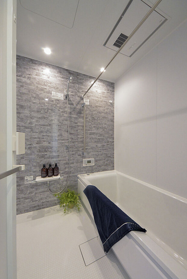 【浴室（当社施工例）】お風呂の中でゆったりくつろぐリラックス空間。浴槽・シャワー・お手入れとこだわり抜いた多彩な機能が充実。※イメージのため実際と異なる場合があります。