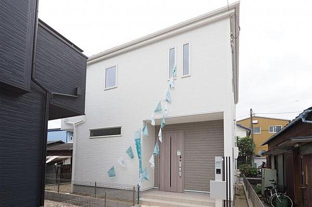 【販売現地　外観（１号棟）】「隠れ家感のある場所でのんびりと」当物件は、道路から奥まった場所にある旗竿地です。