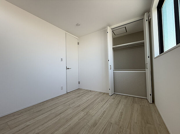 【【3階約5.1帖東洋室】】全居室CL付きでタンス要らず。室内を広くお使いいただけます。3洋室全て振り分けタイプのため、宿題に集中したり、プライベートな時間もしっかりと確保いただけます。