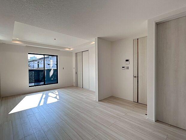 【【2階約19.1帖LDK】】ゆとりあるLDKはご家族揃って寛ぐことができ開放的なファミリースペースに。往来からの視線が気になりにくく、プライバシー面でも嬉しい2階ワンフロアタイプです。/2026年1月撮影