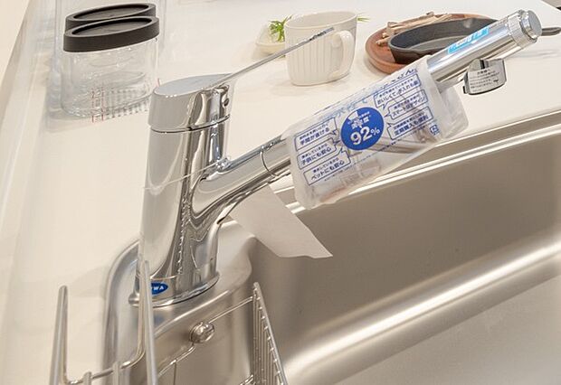 【【キッチン/浄水器】】水栓は浄水器一体型。コンパクトなカートリッジが内蔵されている為、場所を取らずキッチンまわりがスッキリとしたデザインです。料理は毎日の家族の健康を作るもの。浄水器なら蛇口をひねるだけで、料理に関わるすべての水を綺麗な状態で使えます。/B号地撮影