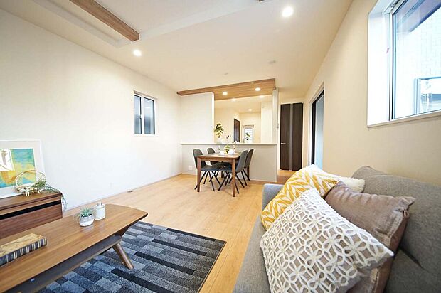 様々なインテリアと相性が良いナチュラルな色調の空間