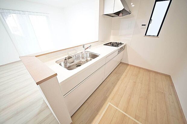 ご家族との会話も弾む対面キッチンは浄水器付き!便利な床下収納もございます