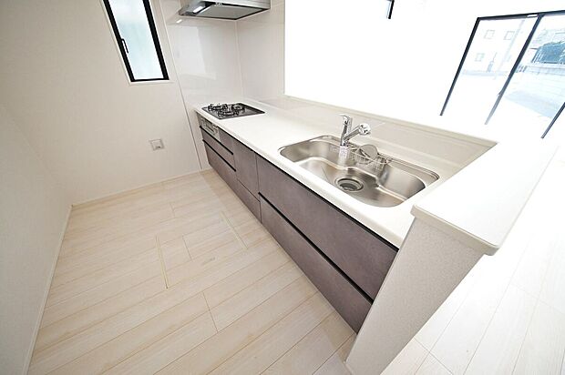 対面タイプのキッチンならお料理をしながらもリビングの様子を見守れるので安心です